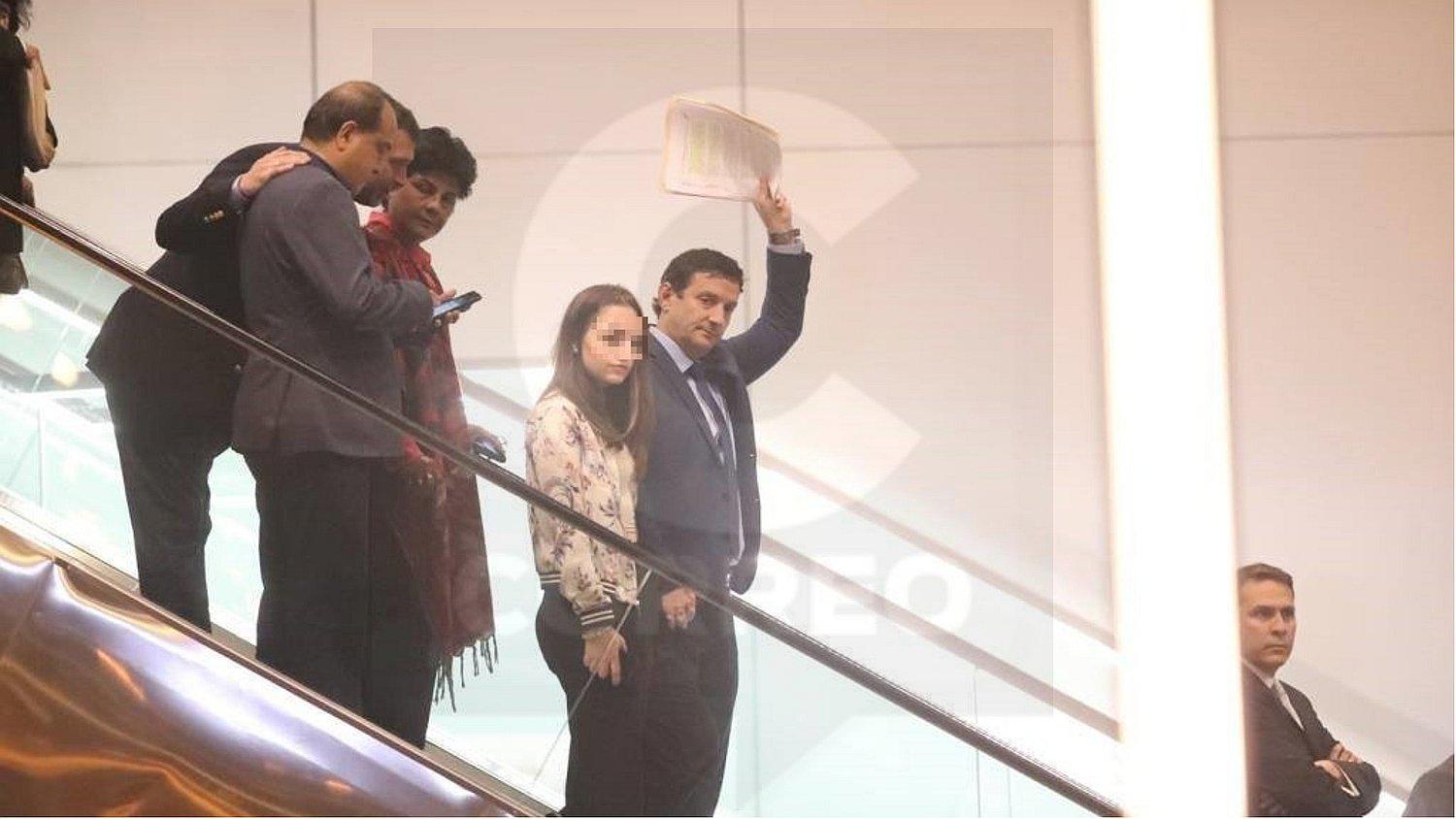 Renzo Reggiardo fue a la sede del debate con su hija, quien fue víctima de la delincuencia en el 2011