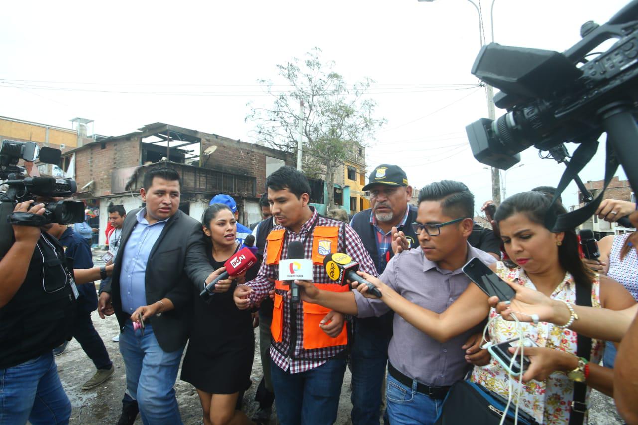 El alcalde Kevin Iñigo llegó a la zona de tragedia en Villa El Salvador, donde murieron dos personas y más de 50 resultaron heridos por un incendio y fuga de gas. (Gonzalo Córdova / GEC)