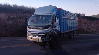 Choque entre camión y automóvil deja un fallecido y una persona herida en la vía Juliaca-Arequipa