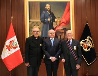 Condecoran al historiador José La Puente y al Reverendo Padre Armando Nieto por contribuir al pogreso de la Marina