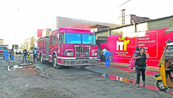 Voraz incendio consume puestos del Mercado del Río