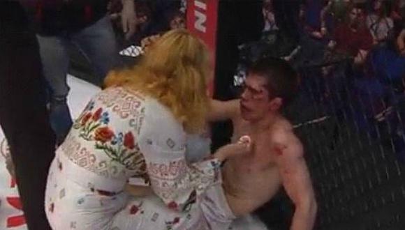 Luchador sufrió sangriento nocaut y su madre lo abofeteó frente a todos (VIDEO)