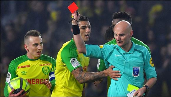 El árbitro del Nantes vs PSG pateó a un jugador y encima lo expulsó (VIDEO)
