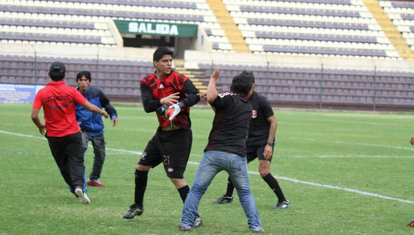 Hinchas agreden a árbitro en la Copa Perú