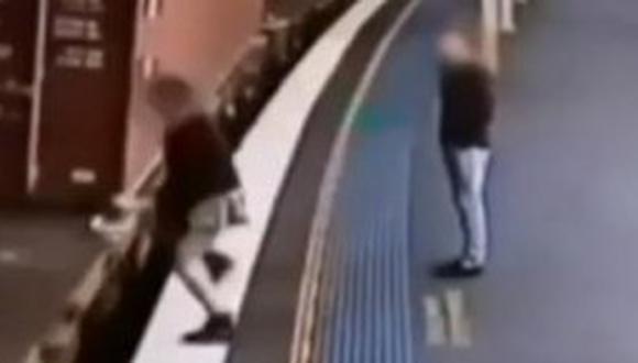 Mujer cae en las vías del tren, es "arrollada", pero sobrevive (VIDEO)