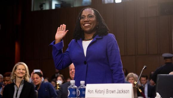 En esta foto de archivo tomada el 21 de marzo de 2022, la jueza Ketanji Brown Jackson presta juramento antes de testificar durante una audiencia de confirmación del Comité Judicial del Senado sobre su nominación para convertirse en jueza asociada de la Corte Suprema de EE. UU. en Capitol Hill en Washington, DC . (Foto de SAUL LOEB / AFP)