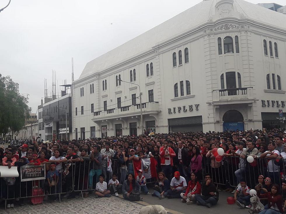 Calles de Chiclayo quedan vacías, familias enteras ven el debut de Perú en el Mundial