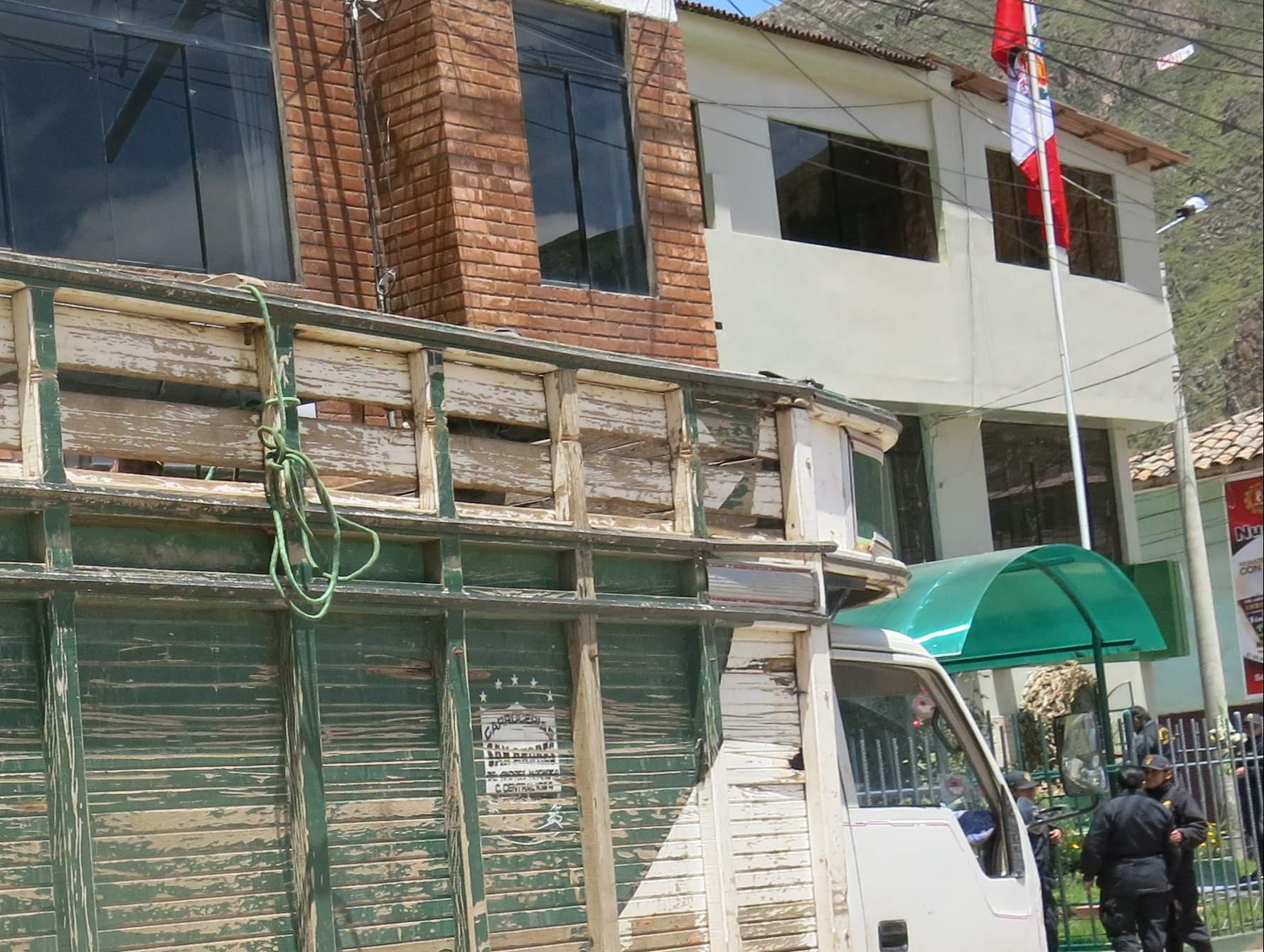 Detienen camión con orden de captura