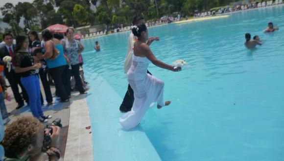 Comas celebró boda masiva acuática por San Valentín