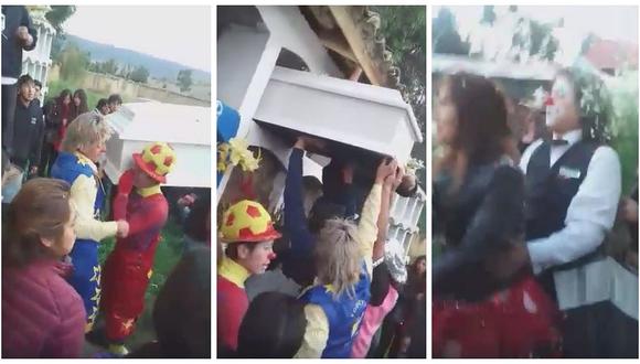 Payasos realizan 'hora loca' en cementerio para darle último adiós a 'Pizarrita' (VIDEO)