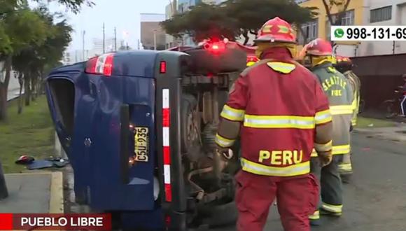 Volcadura de miniván se reportó en Pueblo Libre esta mañana y dejó dos personas heridas. (Captura: América Noticias)