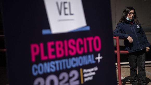 Un trabajador de la municipalidad de Providencia prepara una mesa de votación antes del referéndum del próximo domingo en Santiago el 2 de septiembre de 2022. (Foto de MARTIN BERNETTI / AFP)