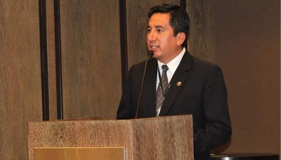 Omar Merino, presidente de la Comisión de Salud del Congreso de la República, en una conferencia.
