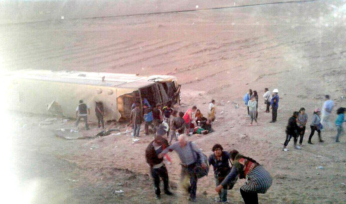Violento despiste de bus interprovincial deja más de tres muertos en Ilo
