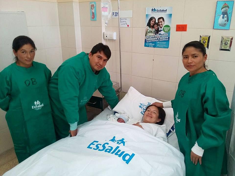 ​Primer bebé varón del año 2017 en EsSalud nació a las 11: 55 horas