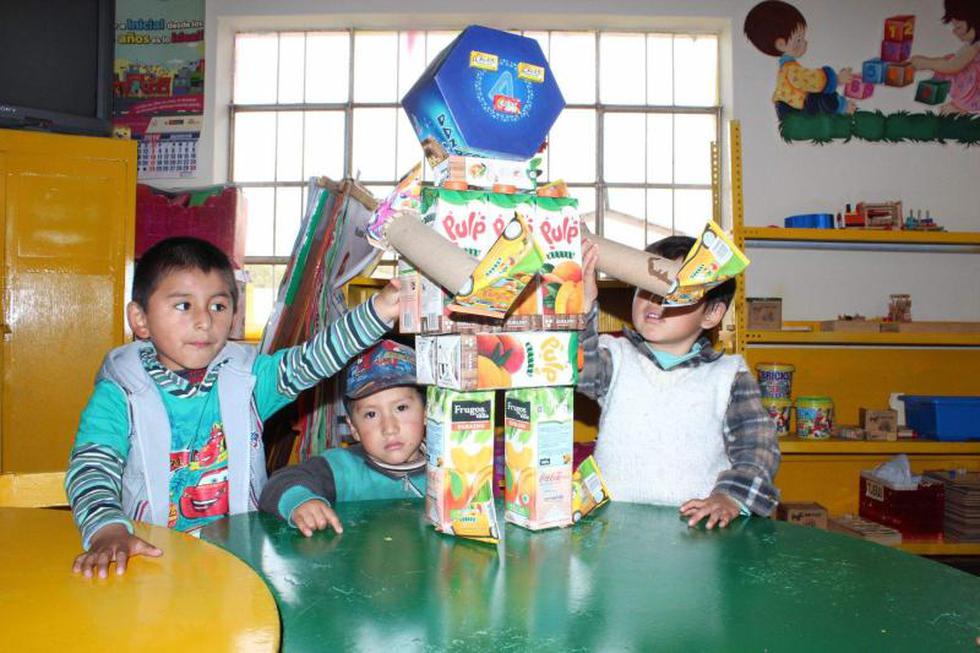 Niños fabrican sus propios juguetes con material reciclable (FOTOS)