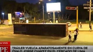 Container bloquea tránsito en óvalo Jorge Chávez tras volcadura de tráiler (VIDEO)