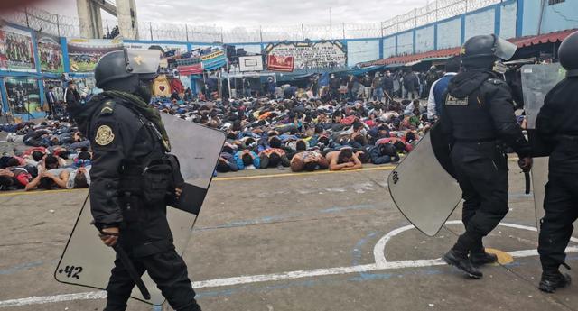 Chiclayo: La Policía tomó control de la situación y redujo a los internos que protestaban en el patio del penal.