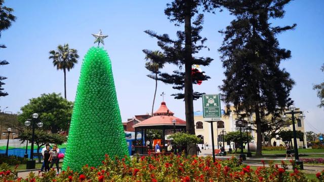 La Municipalidad de Surco elaboró árboles y adornos navideños con 12 mil botellas y 24 mil tapas de plástico para decorar los parques y jardines de la comuna. (Foto: Municipalidad de Surco)