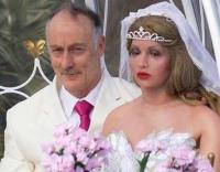 Cansado de decepciones, hombre se casó con maniquí