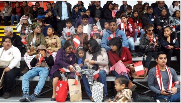Fiestas Patrias: Público reclama costo por alquiler y venta de sillas para ver el Desfile