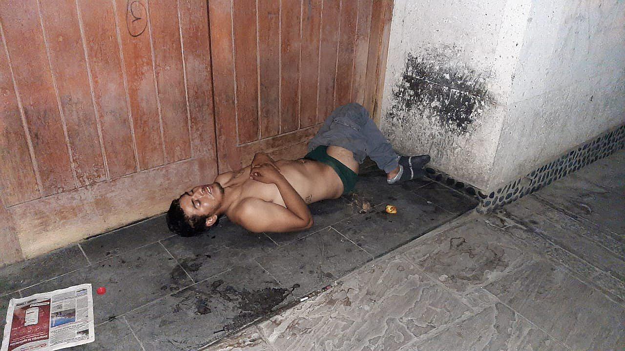 Sujeto semidesnudo fue encontrado a la intemperie