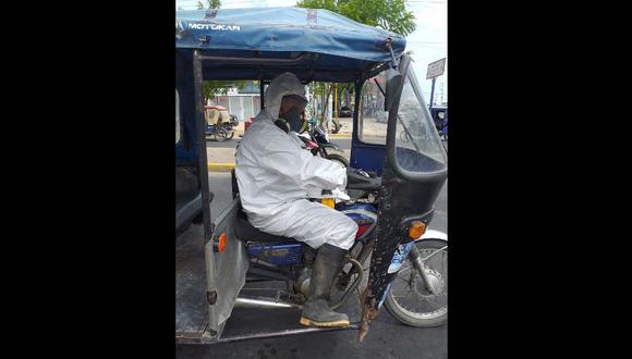 Piura: Mototaxista compra traje sanitario para salir a trabajar. (Foto: Elmer Choquehuanca)
