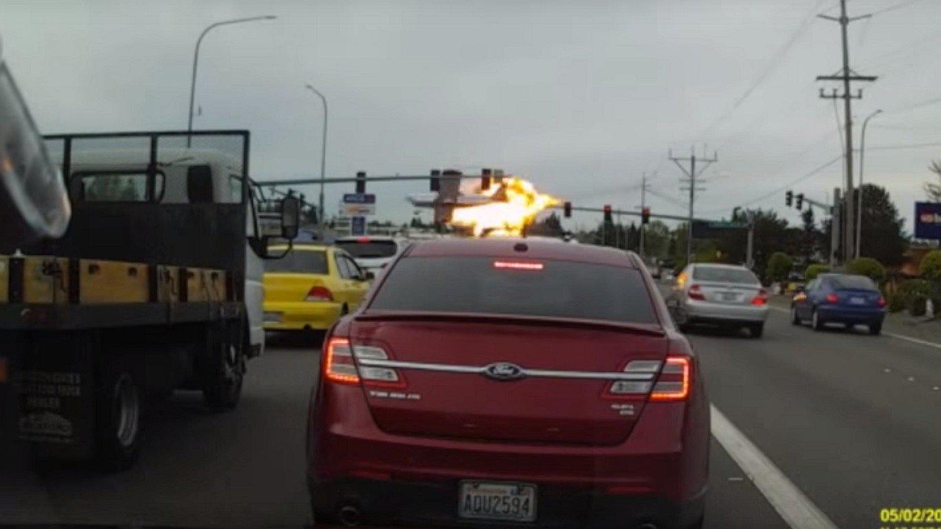 YouTube: Avioneta aterrizó de emergencia en autopista y casi causa tragedia