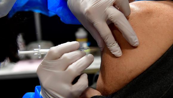 El hombre habría visitado distintos centros de vacunación en Nueva Zelanda luego que varias personas le pagaran para que le administren las inyecciones. (Foto: GEORGES GOBET / AFP)
