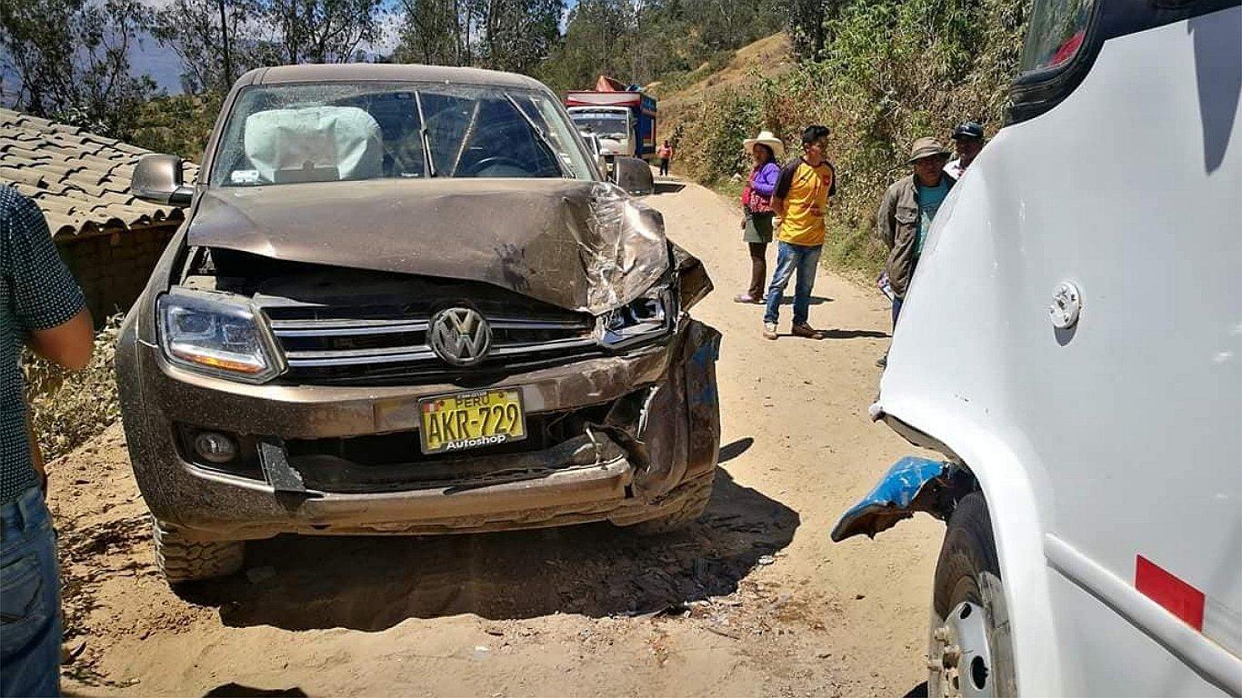 Párroco resulta herido en choque entre ómnibus y camioneta 