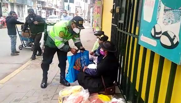Policía entrega presentes a madres que venden en la calle