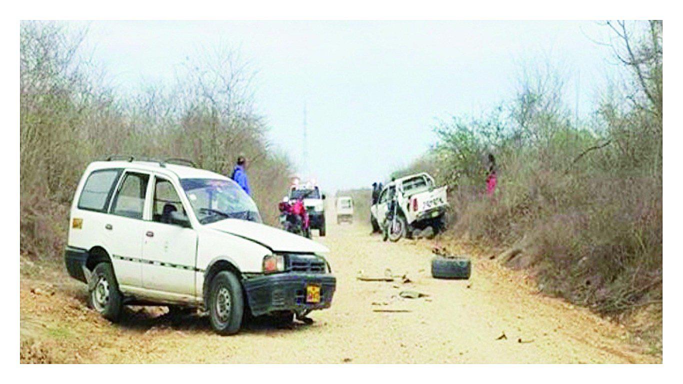 Choferes salvan de morir al chocar un automóvil contra camioneta en vía a Papayal 