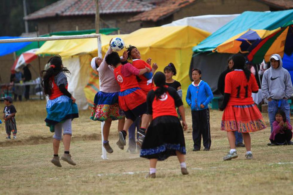 Wamblas se enfrentan en fútbol con  polleras (FOTOS)