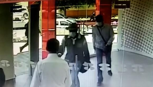 YouTube: la torpeza de tres asaltantes al intentar robar un banco (VIDEO)