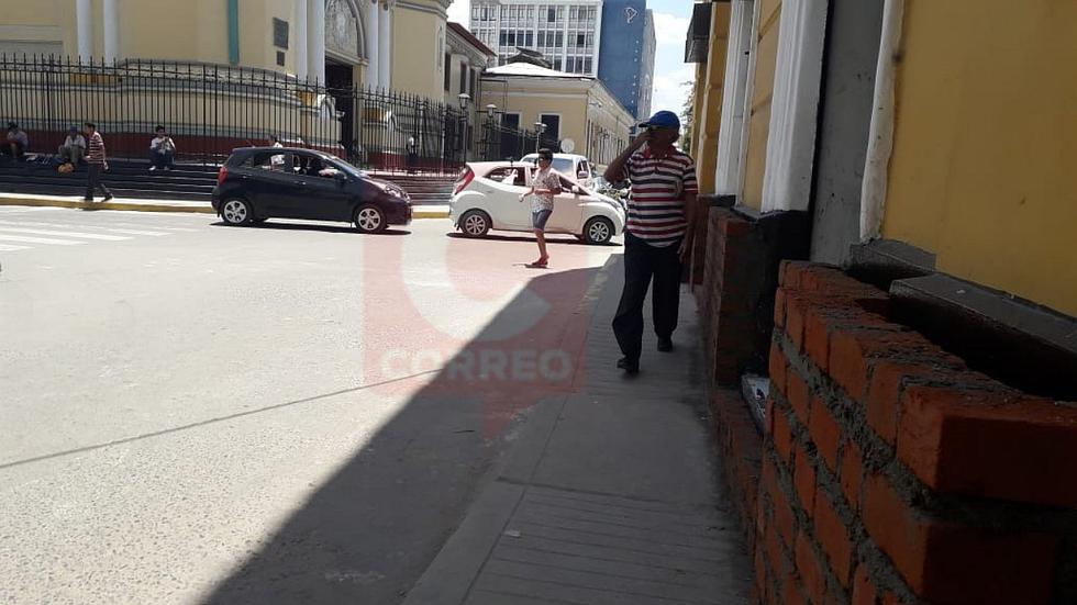 Colocan muros en locales del centro histórico por temor a un nuevo desborde del río (FOTOS)