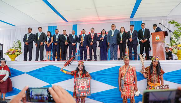 Gobernador estuvo presente en acto de juramentación del alcalde de Huamanga