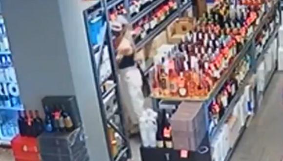 Las cámaras de seguridad de una vinoteca en Nordelta captaron a una mujer robando un frasco de pepinos. (Foto: captura Twitter)