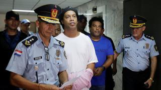 Acusan a Ronaldinho de realizar fiestas en el hotel en el que cumple arresto domiciliario