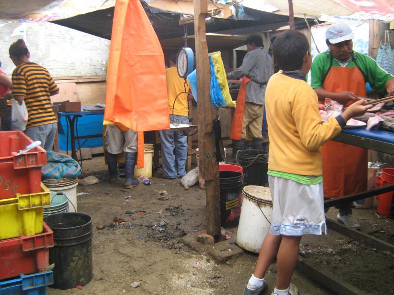 Comerciantes de mercado afectados por rebalses de desagüe