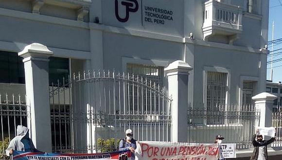 Estudiantes de la UTP protestan pidiendo rebaja de pensiones