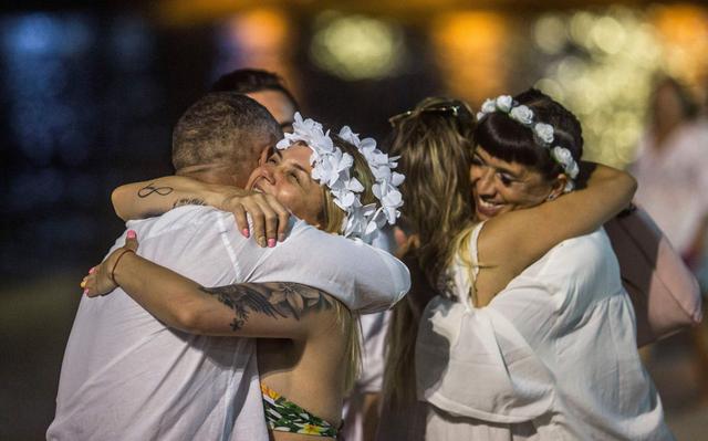 Muchos de los turistas que disfrutaron de la fiesta de Año Nuevo llegaron desde tempranas horas del martes a la playa de Copacabana para separar un lugar privilegiado al borde del mar para ver el espectáculo. (AFP)