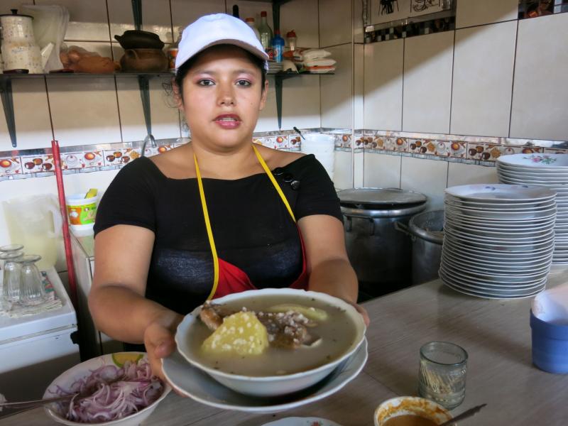 El popular y delicioso caldo de cabeza de cordero