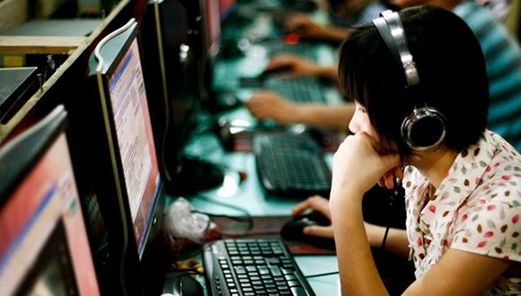 Mujer da a luz en "cybercafe" y prosigue con su juego