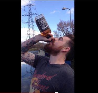 Hombre se toma una botella de whisky en pocos segundos (VIDEO)