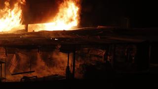 Califican como “incontrolable” incendio en fábrica de calzado en El Agustino