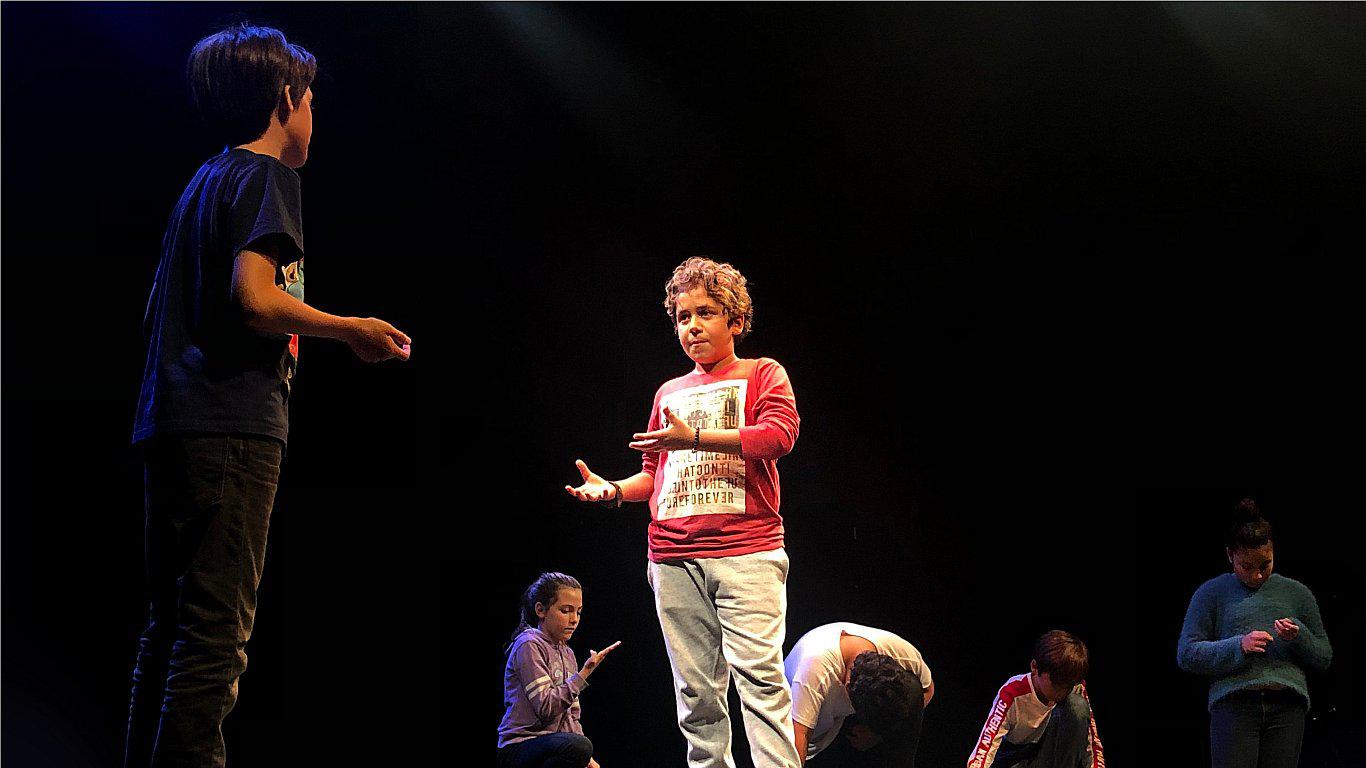 Espectáculo de improvisación hecho por niños se presenta en el teatro La Plaza