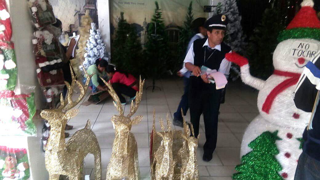 Autoridades realizan operativo en locales de venta de artículos navideños