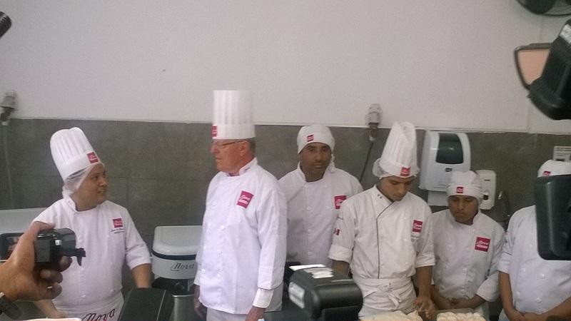 Elecciones 2016: ​PPK se puso el gorro y se convirtió en panadero por un día (VIDEO)