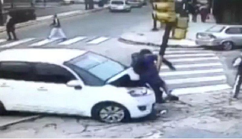 ​YouTube: hombre sobrevive de milagro tras ser atropellado por auto que invadió vereda