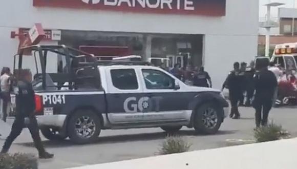 Policías reducen a sujeto armado que tomó rehenes en banco de México (VIDEO) 